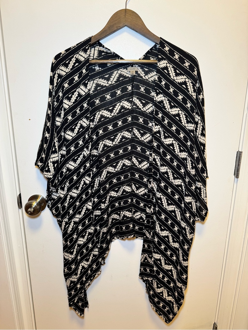 Ecote Urban Outfitters Black & White Geometric Aztec Crinkle Square Kimono